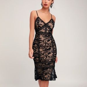 LULU’s BLACK AND NUDE LACE TRUMPET HEM MIDI DRESS